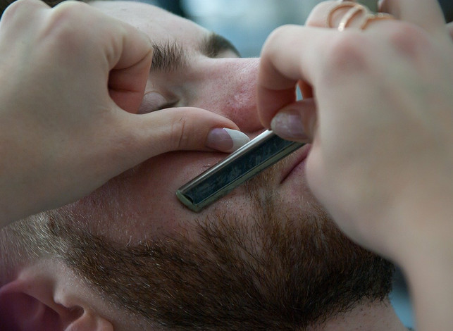 das-rasiermesser-wirst-du-eher-aus-dem-barber-shop-cc0-pixabay-jackmac34-210603_download Das Rasiermesser wirst du eher aus dem Barber-Shop kennen. Aber auch damit kannst du deine Beine vorsichtig rasieren.