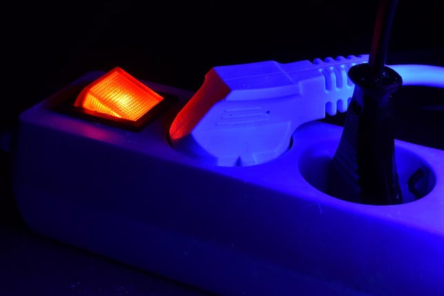 den-fernseher-per-steckdosenleiste-auszuschalten-i-cc0--pixabay--papazachariasa-250929_download Den Fernseher per Steckdosenleiste auszuschalten ist keine gute Idee.