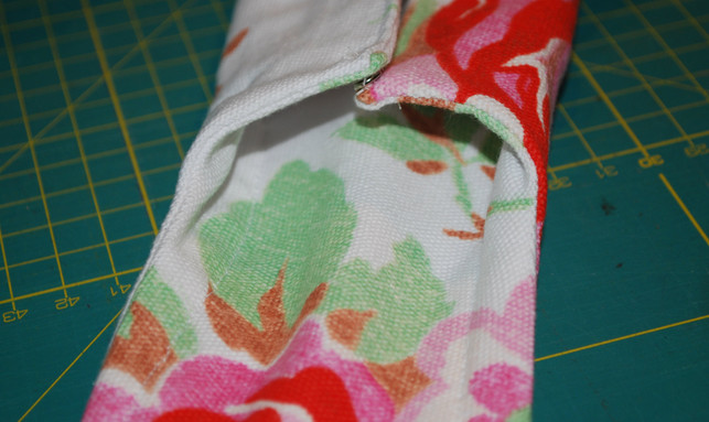 die-stoffbinde-wird-an-den-druckknpfen-verschloss-melanie-von-daake-utopia-170705 Die Stoffbinde wird an den Druckknöpfen verschlossen.