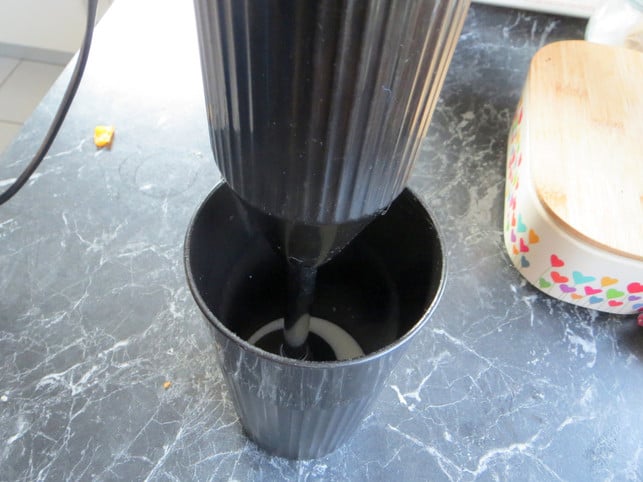 wenn-du-milch-mit-einem-stabmixer-aufschaeumen-moech-leonie-barghorn-utopia-180727_download Wenn du Milch mit einem Stabmixer aufschäumen möchtest, solltest du sie in ein hohes und ausreichend großes Gefäß füllen.