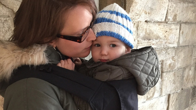 babytragen-oekotest-mother-pb-neslinglibrary-221117-1280x720 Babytragen im Test von Öko-Test: Eine beliebte Trage ist nur "ausreichend".