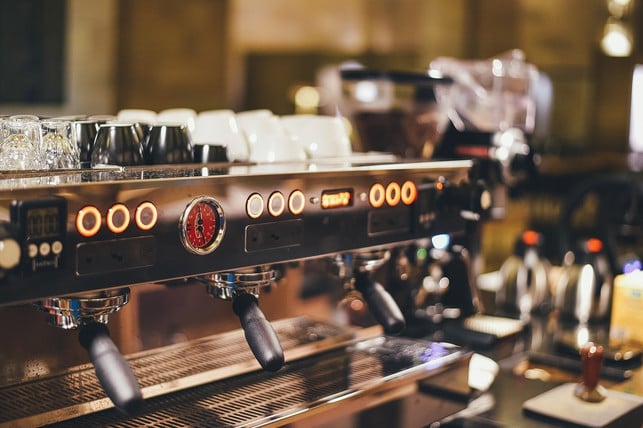 normalerweise-wird-espresso-mit-einer-kaffeemaschi-cc0-pixabay-pexels-240423_download Normalerweise wird Espresso mit einer Kaffeemaschine mit Siebträgern hergestellt.