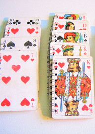 Dieses Notizbuch ist ein Upcycling Geschenk für Spielbegeisterte. Dieses Notizbuch ist ein Upcycling Geschenk für Spielbegeisterte.