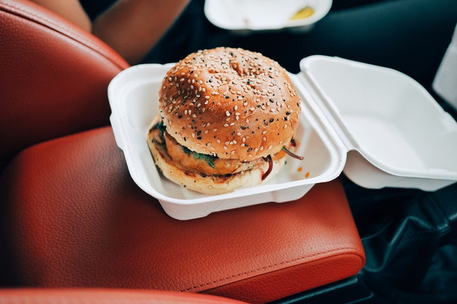 greifst-du-auf-reisen-immer-wieder-auf-to-go-produ-cco-pixabay-fancycrave1-190513_download Greifst du auf Reisen immer wieder auf To-Go-Produkte zurück, können dabei leicht große Mengen an Plastikmüll entstehen.