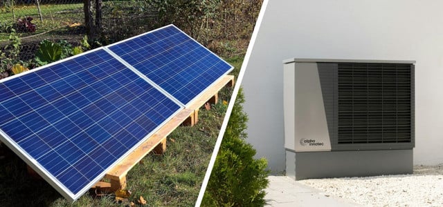 Balkonkraftwerk an Wärmepumpe anschließen: Diese 3 Probleme erwarten dich (Fotos: CC0 Public Domain / Pixabay – julianaffeldt / Pexels – Alpha Innotec) Links zwei auf einem Holzgestell montierte Solarpaneele auf einer Wiese, rechts eine graue Wärmepumpe mit schwarzem Lüftungsgitter vor einer weißen Hauswand