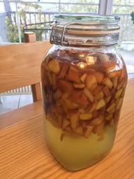 selbstgemachter-quittenlikoer-muss-ziehen-utopia-171121_download Selbstgemachter Quittenlikör muss ziehen.