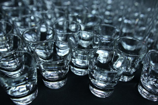 dank-etwas-klarem-alkohol-verfliegt-der-uringeruch-cc0-pixabay-migawka-250422_download Dank etwas klarem Alkohol verfliegt der Uringeruch nach kurzer Zeit.