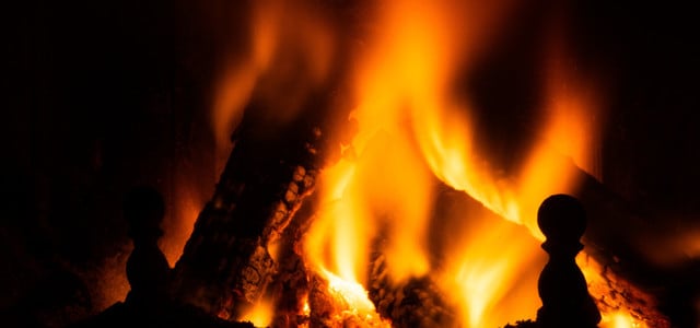 Perfektes Kaminfeuer: Beachte diese 4 Tipps (Foto: CC0 / Pixabay / Tobigraphy) Feuer richtig anzünden