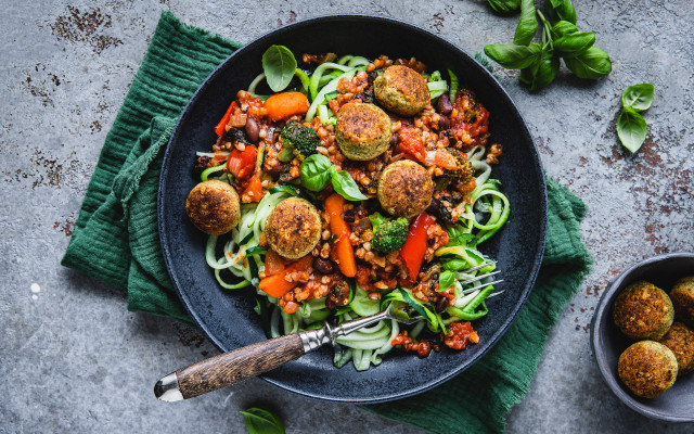 Zoodles mit Brokkoli Buchweizen Bolognese und Falafel