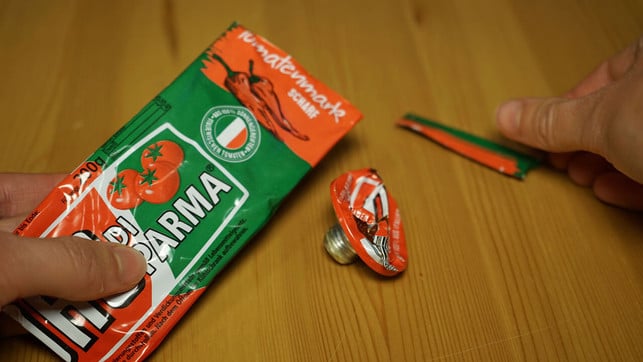 schneide-fuer-den-weihnachtsschmuck-zunaechst-die-en-utopia-nbr-231218_download Schneide für den Weihnachtsschmuck zunächst die Enden der Tomatenmarktuben ab.