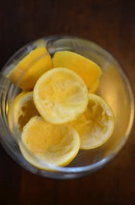 spuelmaschine-stinkt-lege-eine-ausgepresste-zitron-utopia-nina-prehm-180409_download Spülmaschine stinkt: Lege eine ausgepresste Zitrone in die stinkende Spülmaschine.