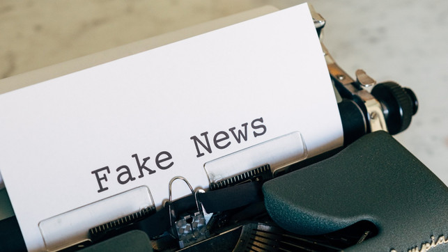 Fake News sind schwer zu erkennen, weil sie im Gewand einer normalen Nachricht erscheinen.