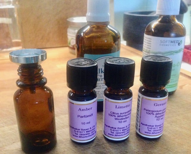 Zutaten2 Benutze naturreine Parfumöle, wenn du Parfum selber machst.