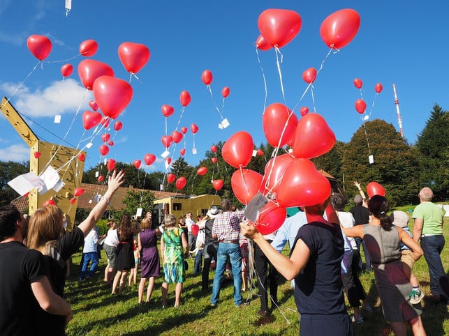 luftballons-steigen-lassen-ist-bei-hochzeiten-beli-cc0-pixabay-hans-190321_download Luftballons steigen zu lassen ist bei Hochzeiten beliebt.