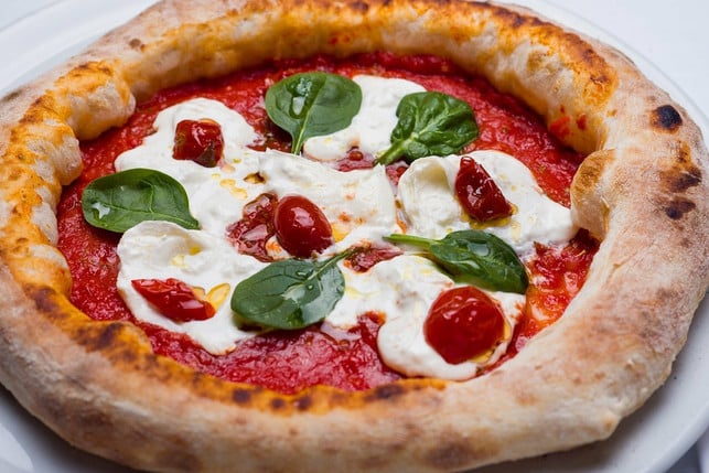 pizza-backst-du-am-besten-auf-einem-blech-cc0-pixabay-matteophotopro2020-220221_download Selbstgemachte Pizza backst du am besten auf einem Backblech.