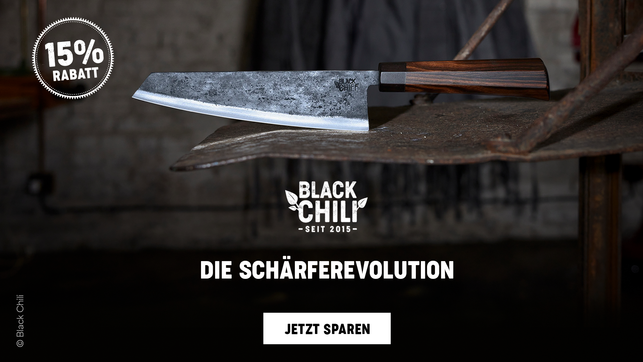 Green-Deal-Radar_Motiv1_02 Ein hochwertiges Küchenmesser mit rostfreier, geschmiedeter Klinge und dunkelbraunem Holzgriff liegt auf einer rostigen Metallfläche. Im Bild ist ein Rabatt von 15 % sowie der Schriftzug „Black Chili – seit 2015“ und der Slogan „Die Schärferevolution“ zu sehen. Darunter befindet sich ein Button mit der Aufschrift „Jetzt sparen“.