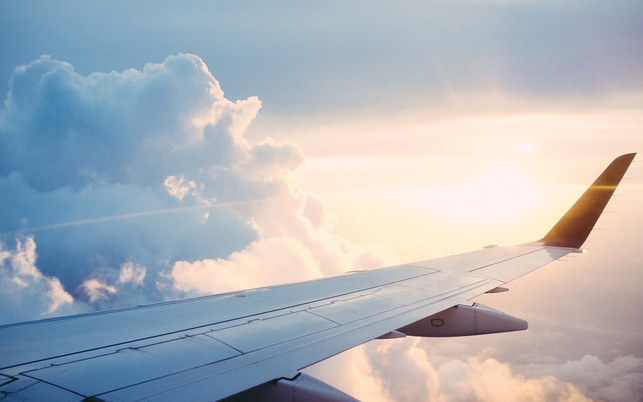 Flugzeug-pb-Free-Photos-20211021-1280x800 Einer der Argumente des Flughafenverbands ist: Etwa ein Drittel der Fluggäste fliegen nach einem Kurzstreckenflug weiter ins Ausland.