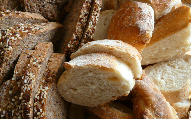 weissbrot-ergibt-helle-semmelbroesel-dunkles-brot-e-cc0-pixabay-hans-180815 Weißbrot ergibt helle Semmelbrösel, dunkles Brot eignet sich für eine kräftige, braune Panade.