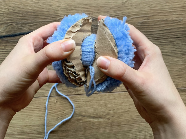 ziehe-die-schablonen-vorsichtig-vom-bommel-ab-katrin-baab-utopia-191227_download Ziehe die Schablonen vorsichtig vom Bommel ab.