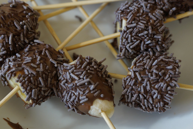 verziere-die-schokofruechte-zum-beispiel-mit-schoko-cc0-pixabay-efraimstochter-190110_download Verziere die Schokofrüchte zum Beispiel mit Schokostreuseln.