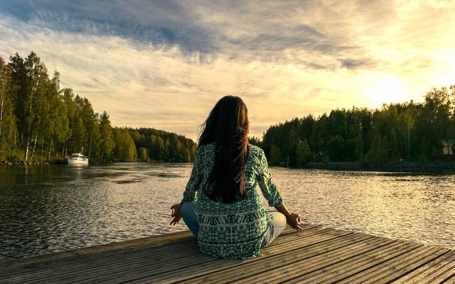 meditation-achtsamkeit-schaerfen-und-entspannen-cc0-public-domain-pixabay-leninscape-171218_download Meditation ist eine Entspannungstechnik und kann dir gleichzeitig dabei helfen, deine Achtsamkeit zu schärfen.