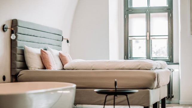 schlafzimmer-im-sommer-lueften-pb- So schön die warmen Sommertage sind, so qualvoll kann ein aufgeheiztes Schlafzimmer in der Nacht sein.