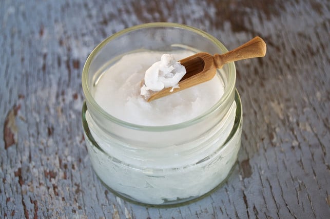 Coconut oil has cc0-pixabay-danatentis-190130_download because of the lauric acid it contains Coconut oil works against ticks – thanks to lauric acid.