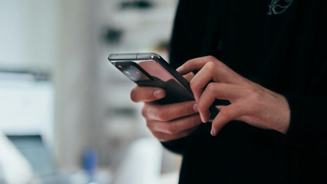 smartphone-tricks-cc0-unsplash-jonas-leupe-240421 smartphone tricks