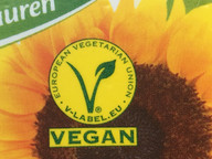 das-v-label-macht-auf-vegane-lebensmittel-aufmer-lea-hermann-utopia-180505_download Das "V-Label" macht auf vegane Lebensmittel aufmerksam.