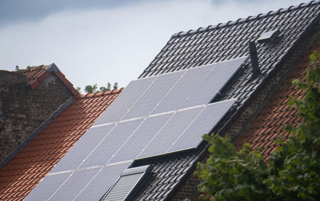 Fassaden-PV oder Auf-Dach-PV? Solarmodule im 45 Grad Winkel auf einem Dach eines Reihenhauses.