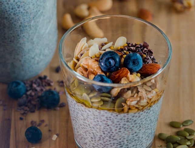 chia-beziehungsweise-leinsamen-pudding-muss-einig-cc0-unsplash-ash-edmonds-230414_download Chia- beziehungsweise Leinsamen-Pudding muss einige Stunden quellen, bevor du ihn isst.