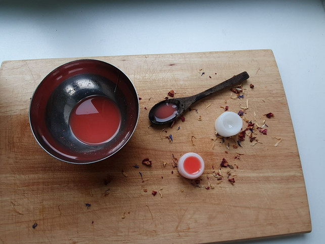 fuelle-den-lipgloss-zum-schluss-in-geeignete-kleine-luise-rau-utopia-230115_download Fülle den Lipgloss zum Schluss in geeignete kleine Dosen ab.