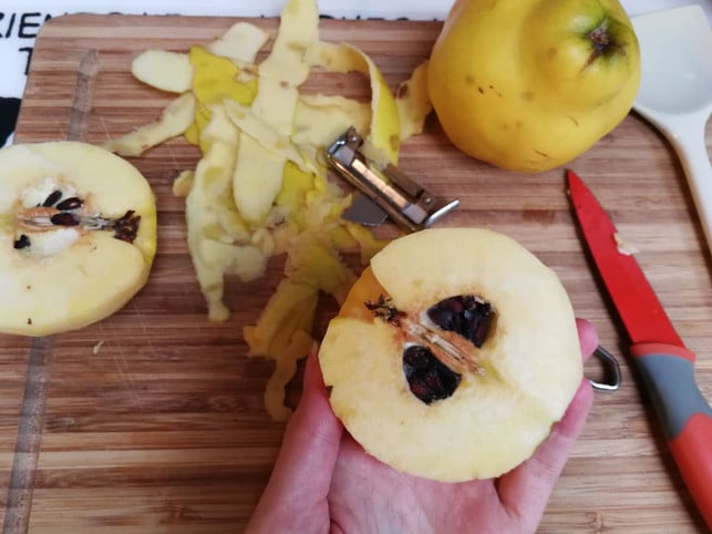 das-kerngehaeuse-der-quitte-muss-unbedingt-entfernt-utopia-inke-klabunde-171023_download Das Kerngehäuse der Quitte muss unbedingt entfernt werden.