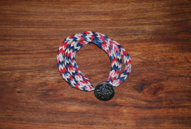 mit-der-strickliesel-kannst-du-ebenfalls-schicke-f-melanie-von-daake-utopia-180521_download Mit der Strickliesel kannst du ebenfalls schicke Freundschaftsbänder kreiren.