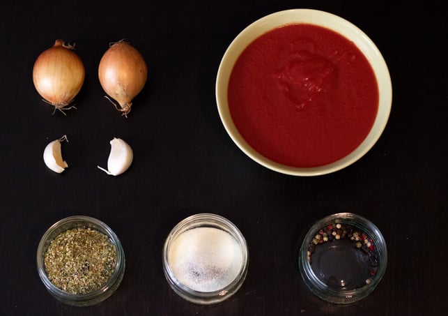 fuer-selbstgemachte-tomatensugo-brauchst-du-nur-wen-foto-jana-fischer-utopia-171020_download Für selbstgemachte Tomatensugo brauchst du nur wenige Zutaten.
