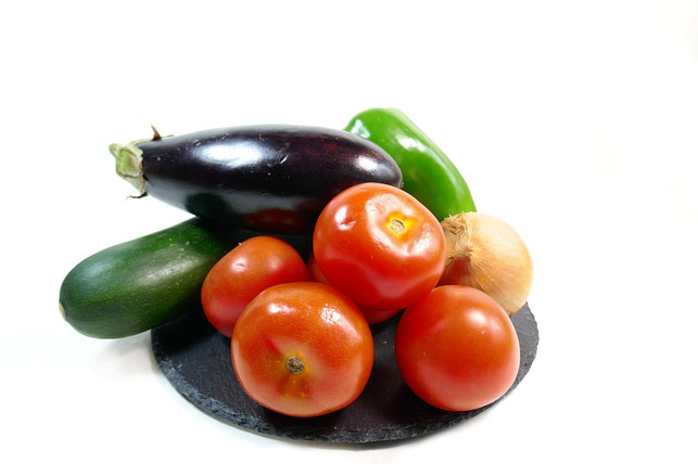 die-hauptzutaten-fuer-ratatouille-sind-auberginen-cc0-pixabay-dgraph88-180528_download Die Hauptzutaten für das typische Ratatouille-Rezept sind Auberginen, Zucchini, Tomaten und Paprika.