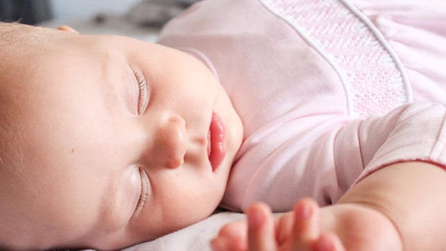 babyschlaf-kindermatratze-pb-amyelizabethquinn-210929-1280x720 Der Kopf des Babys soll nicht zu tief in die Matratze einsinken.