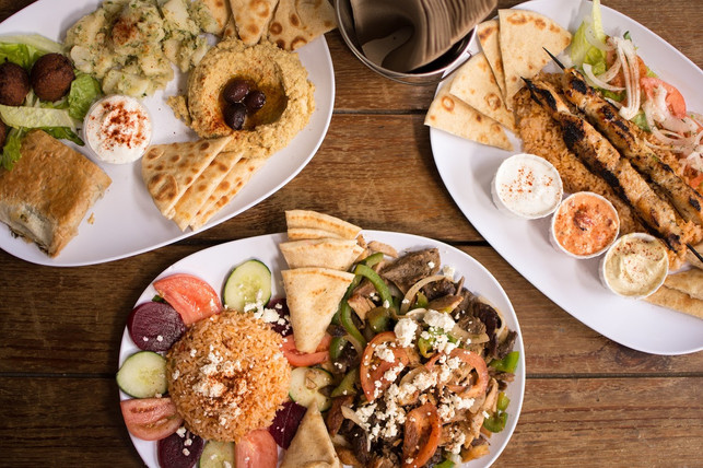 zu-einer-traditionellen-griechischen-mahlzeit-gehoe-cc0pixabayjcvelis-190406_download Zu einer traditionell griechischen Mahlzeit zählt auch Fleisch, was in der Mittelmeer-Diät jedoch nicht viel Raum einnimmt.