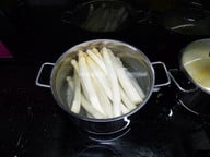 spargel-gelingt-auch-im-normalen-kochtopf-schonen-cc0-pixabay-birte-180206_download Spargel gelingt auch im normalen Kochtopf. Schonender ist die Zubereitung im Dampfgarer.