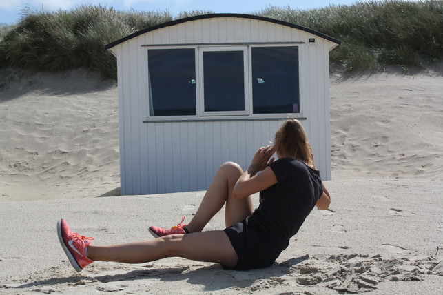 bicycle-crunches-kannst-du-in-verschiedener-geschw-anna-rau-190809_download Bicycle Crunches kannst du in verschiedener Geschwindigkeit ausführen und deine Bauchmuskeln so besonders herausfordern.