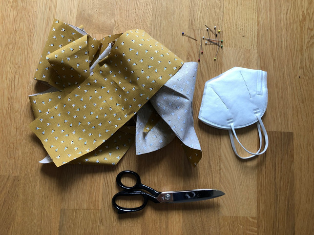 um-einen-scrunchie-zu-naehen-brauchst-du-nicht-vie-utopiadelea-hermann-220115_download Um einen Scrunchie zu nähen, brauchst du nicht viel.