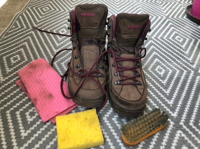um-wanderschuhe-zu-pflegen-brauchst-du-nicht-viel-utopiadelea-hermann-220327_download Um Wanderschuhe zu pflegen, brauchst du nicht viele Materialien.