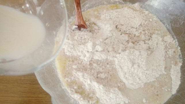 Processed with VSCO with  preset Milch, Öl und Wasser zum Burger-Teig geben.