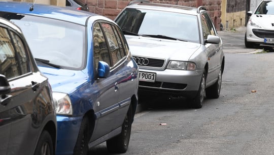 autos-falschparken-Uli-Deck-dpa-251105 Falsch: Autos, die auf Gehwegen parken