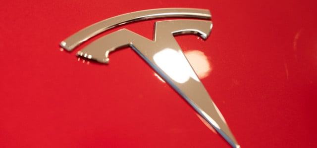 Auf einem Tesla ist das Logo des Herstellers.