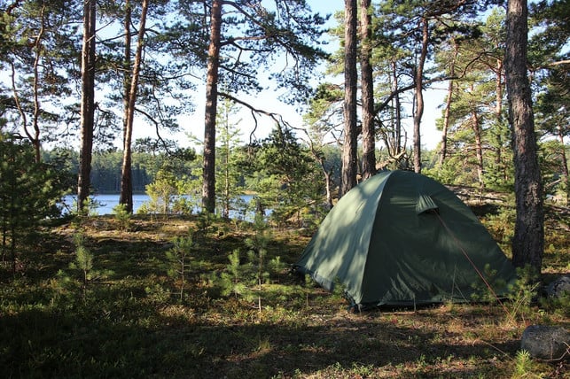 ein-zelt-darf-beim-camping-natuerlich-nicht-fehlen-cc0-pixabay-reijotelaranta-240308_download Ein Zelt darf beim Camping natürlich nicht fehlen und steht auf der Packliste.