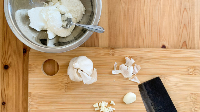 Mix the vegan ricotta with fresh garlic.