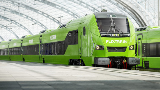 Flixtrain baut Flotte aus. Grüner FlixTrain-Zug Flixtrain baut Flotte aus. Grüner FlixTrain-Zug