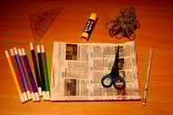 diese-materialien-benoetigst-du-um-einen-papierdra-chantal-gilbrichutopia-181209_download Diese Materialien benötigst du, um einen Papierdrachen zu basteln.