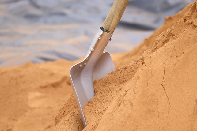 im-letzten-schritt-wird-der-sand-eingefuellt-cc0-pixabay-manfredrichter-200529_download Im letzten Schritt wird der Sand eingefüllt.